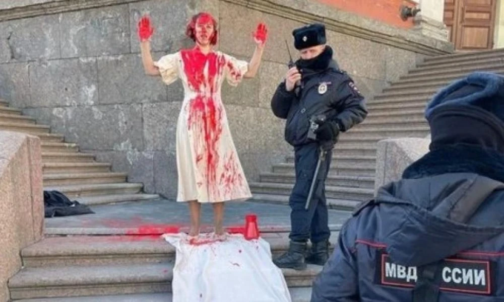 Ουκρανία: Η ρωσική αστυνομία συνέλαβε γυναίκα στην Αγία Πετρούπολη που λούστηκε με κόκκινη μπογιά